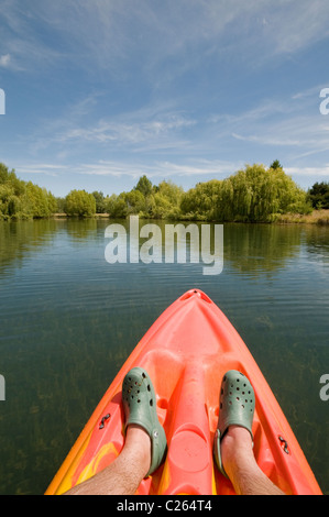 Kayaking sul braccio Wairepo del Lago Ruataniwha, vicino a Twizel, Isola del Sud della Nuova Zelanda Foto Stock