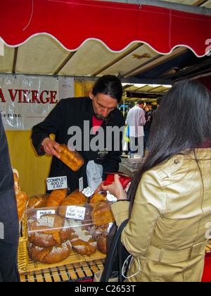 Parigi, Francia, pane per l'acquisto di donne, acquisti di prodotti biologici, mercato agricolo, Stall di panetteria francese, fornitore di strada 'Au Moulin de la Vierge', banco di panetteria francia Foto Stock