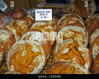 Parigi, Francia, Shopping in prodotti biologici, mercato agricolo, dettaglio pane francese al panificio Stall, 'Au Moulin de la Vierge' Vendor, boulangerie interni francia, prezzi alimentari Foto Stock