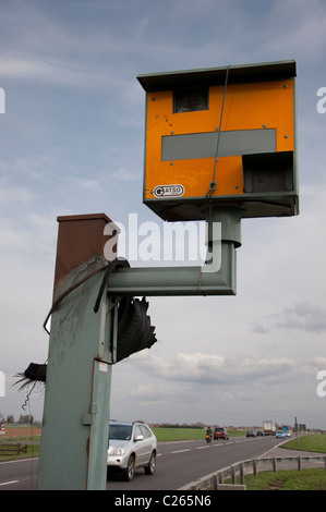 Autovelox con pneumatici bruciati Gatos danno soggetto ad atti vandalici Foto Stock