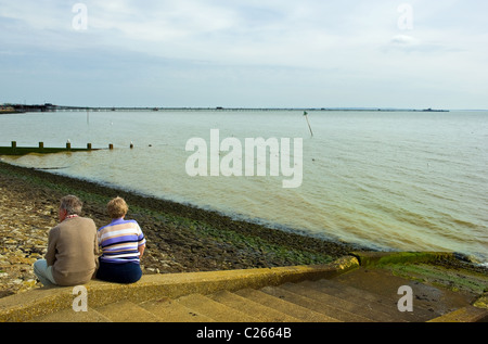 Due persone sedute sul lungomare di Southend on Sea. Foto Stock