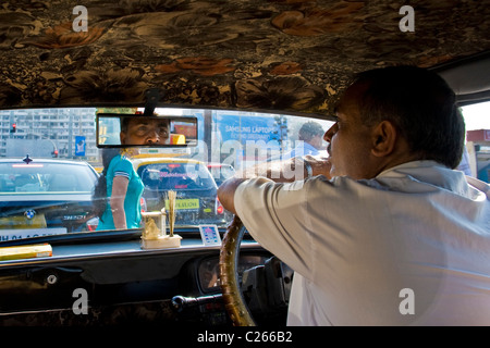 La vita quotidiana sulla strada, Mumbai, India Foto Stock