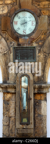 Bussola e termometro sul municipio muro a Evesham Foto Stock