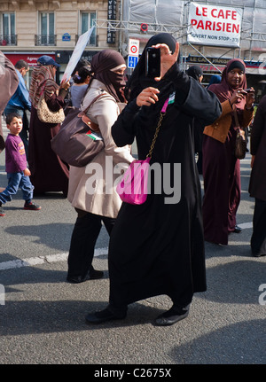 Parigi, Francia, Francia musulmana, Donne che manifestano contro gli islamofobi, scattare fotografie con i-Phone in Headscif, Hijab, donna in Hajib Foto Stock