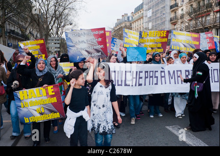 Parigi, Francia, Francia musulmana, donne manifestanti in marcia per i diritti e bambini che manifestano contro Islamophobie, scena della folla, antidiscriminazione, politica religione Foto Stock