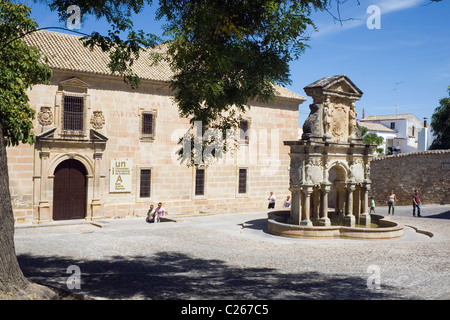 Baeza, Provincia di Jaen, Spagna. Xvi secolo Fuente de Santa Maria in Plaza de Santa Maria. Foto Stock