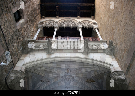 Barcellona, Spagna. Dettaglio del La Casa de los Canónigos e il ponte che la collega al Palacio de la Generalidad. Foto Stock