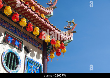 Malaysia, Isola di Penang. Tempio di Kek Lok Si, tempio più grande nel sud-est asiatico. Il rosso e il giallo lanterne cinesi. Foto Stock