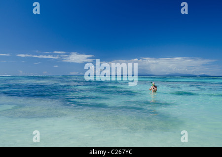 Seychelles, isola di La Digue. Popolari Anse Source d'Agente di spiaggia di sabbia bianca. Foto Stock