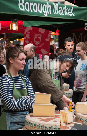 Due ragazze presso il formaggio in stallo al Mercato di Borough, Londra Foto Stock