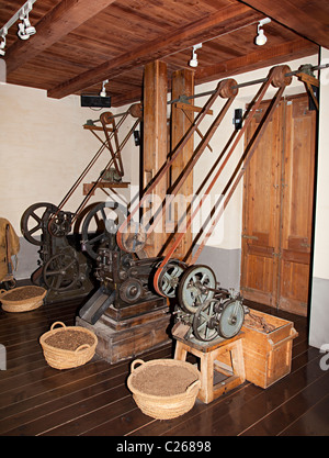 Macchine rettificatrici di foglie di tabacco Museu del Tabac il museo del tabacco a Sant Julia de Loria Andorra Foto Stock