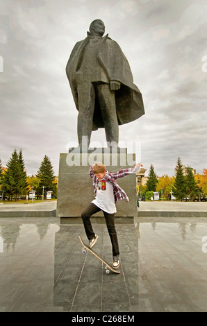 Lo skateboard in Novosibirsk Russia di fronte alla gigantesca statua di Lenin al di fuori della Opera House Foto Stock