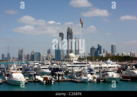 Skyline, yacht club, il porto turistico di Abu Dhabi, capitale degli Emirati Arabi Uniti. Foto Stock