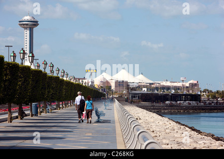 Skyline di Abu Dhabi, capitale degli Emirati Arabi Uniti. Foto Stock