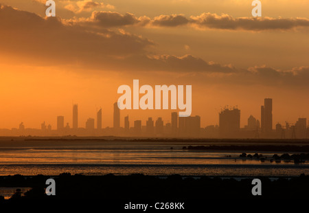 Skyline di Abu Dhabi, capitale degli Emirati Arabi Uniti. Foto Stock