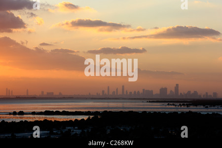 Skyline di Abu Dhabi, capitale degli Emirati Arabi Uniti. Foto Stock
