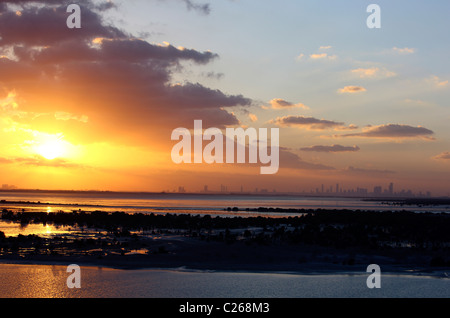 Skyline di Abu Dhabi, capitale degli Emirati Arabi Uniti. Foto Stock