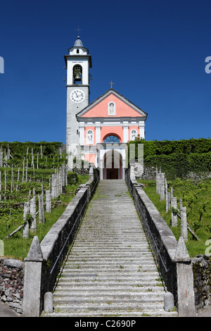 Lungo volo delle scale che conducono ad un affascinante chiesa luminosa su una collina, concept per il percorso di religione, convinzioni, Gesù, Foto Stock