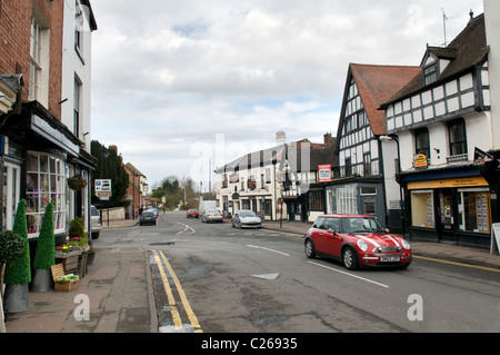 Main high street, A4104, con crooked vecchi edifici in Upton su Severn, Worcestershire, Inghilterra, Regno Unito effettuate nella primavera Foto Stock