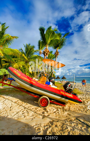 Gommoni di salvataggio sulla spiaggia. Flic en Flac, Mauritius Foto Stock