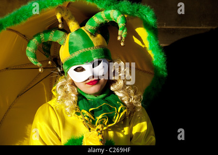 Clown in giallo e verde, il carnevale di Venezia, Venezia Italia Foto Stock