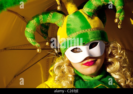 Clown in giallo e verde, il carnevale di Venezia, Venezia Italia Foto Stock