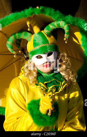 Clown in giallo e verde, il carnevale di Venezia, Venezia Italia Foto Stock