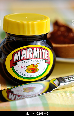 Marmite Jar e Toast Foto Stock