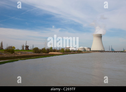 Centrale nucleare di Doel, Belgio, vicino ad Anversa Foto Stock