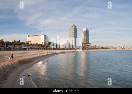 Torre Mapfre e Arts Hotel dalla spiaggia di Barceloneta, Barcellona, Spagna Foto Stock