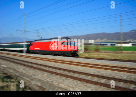Un Swiss inter-city train. Motion Blur utilizzato per dare il senso della velocità. Foto Stock