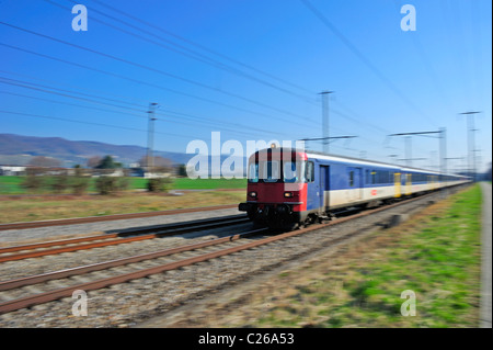 Una svizzera treno suburbano. Motion Blur utilizzato per dare il senso della velocità. Foto Stock