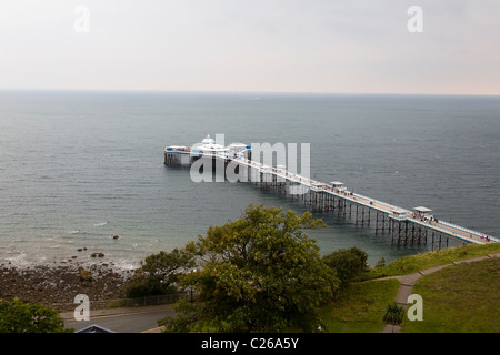 Llandudno Pier nel Galles del Nord vista guardando verso il basso dal Great Orme Foto Stock