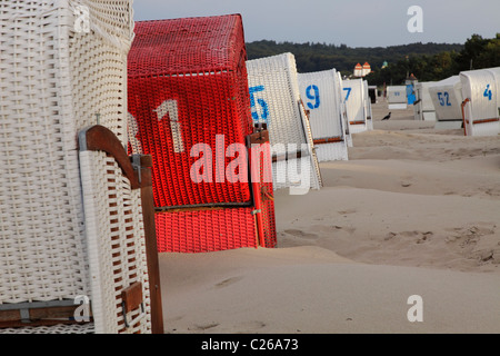 Sedie da spiaggia sul Mar Baltico resort Binz Foto Stock