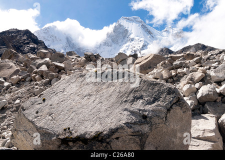 Huandoy montagna, nella Cordillera Blanca, Perù, come si vede dalla Laguna Paron lato Foto Stock