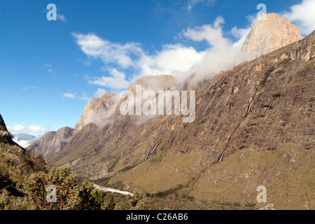 Paron valle, nella Cordillera Blanca, Perù, come si vede dalla Laguna Paron lato, il famoso Esfinge (Sphinx) sulla destra Foto Stock