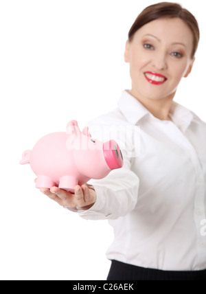 Coppia felice imprenditrice in piedi con salvadanaio (denaro box), isolati su sfondo bianco Foto Stock