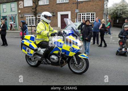 Il Dorset polizia corse motociclista la sua BMW Patrol bike lungo Wootton Bassett High Street durante la corsa di rispetto evento. Foto Stock