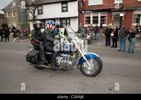 Due motociclisti in sella alle loro Honda Valkyrie 6 cilindro, 1500cc powered moto lungo Wootton Bassett High Street Foto Stock