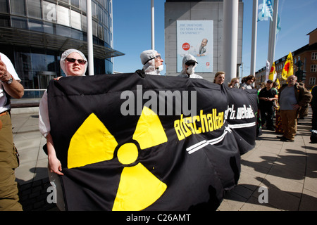 Anti potenza atomica dimostrazione, nella parte anteriore della Germania potenza leader sede aziendale, RWE di Essen, in Germania. Foto Stock