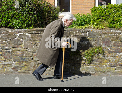 Un vecchio uomo con un bastone da passeggio Foto Stock