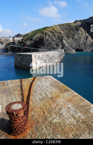 Rusty catena attorno un ormeggio nel porto a Mullian Cove, Sud Cornovaglia Foto Stock