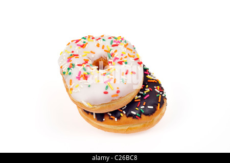 La vaniglia smerigliati a ciambella e cioccolato ciambella smerigliato con granelli colorati su sfondo bianco, tagliato fuori. Foto Stock