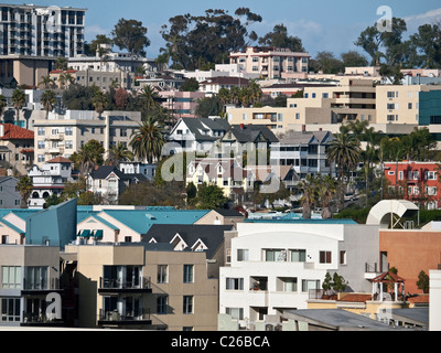 Zona collinare di case nei pressi del centro cittadino di San Diego nella soleggiata California del sud. Foto Stock