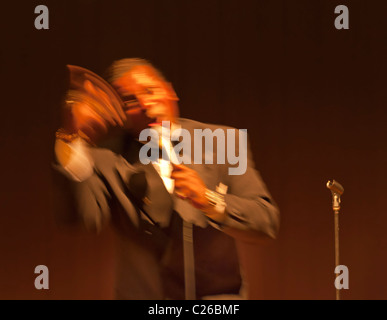 2 Aprile 2011 - BELLMORE NY: doo wop concerto cantante closeup originale Gunters Cornell Coasters oldies musica, sfocatura del movimento Foto Stock