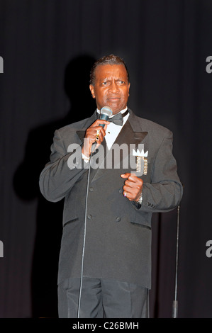 2 Aprile 2011 - BELLMORE, New York; doo wop concerto scettici lead singer, originale Cornell Gunters Coasters, closeup sul palco. Foto Stock