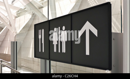 Modo-ricerca di segnaletica nel terminal dell'aeroporto. Foto Stock