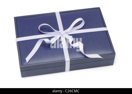 Blue box regalo con nastro su sfondo bianco Foto Stock
