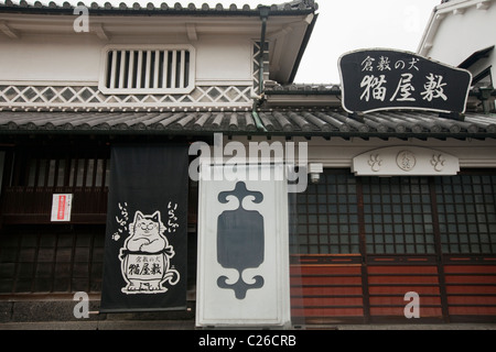 Negozio tradizionale con cat 'Welcome' banner Bikan nel quartiere storico, Kurashiki, Giappone. Foto Stock