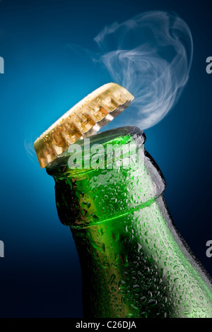 Apertura del tappo di birra con il gas in uscita Foto Stock